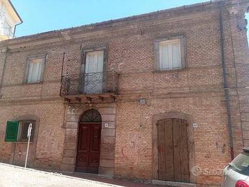 Casa indipendente di 374 m² con 5 locali e box aut
