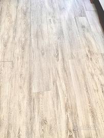 Pavimento in PVC effetto legno rovere