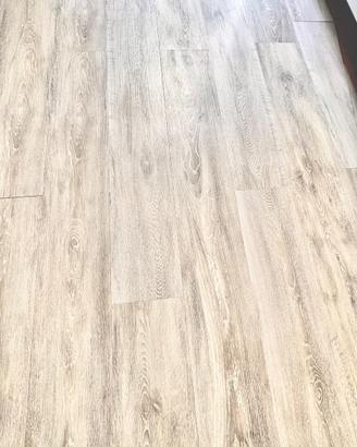 Pavimento in PVC effetto legno rovere