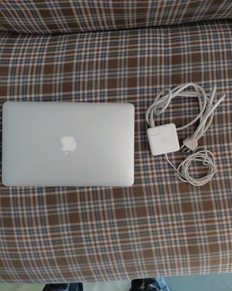 MacBook Air 11" con caricabatterie