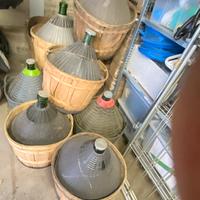 N. 8 damigiane in vetro da 54 lt