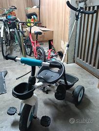 Triciclo con manubrio genitori