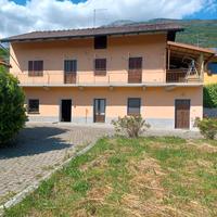 Abitazione soleggiata con ampio prato e pozzo