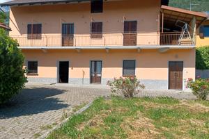 Abitazione soleggiata con ampio prato e pozzo