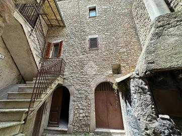 3 LOCALI A VALLO DI NERA
