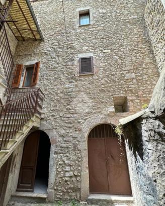 3 LOCALI A VALLO DI NERA
