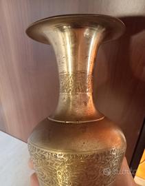 vaso in ottone inciso vintage 