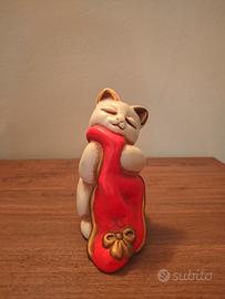 gatto con coperta rossa thun 