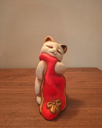 gatto con coperta rossa thun 