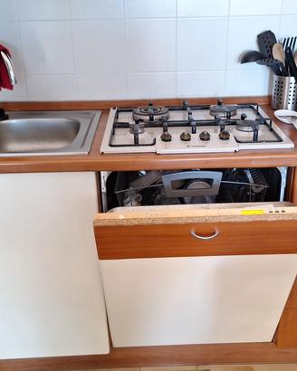 Cucina compon. frigo, forno,lavastov., 4 fuochi.