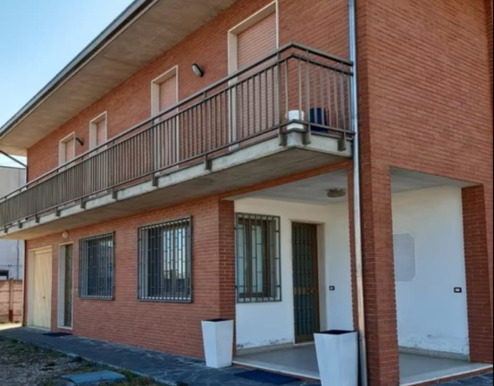 Vendita capannone più alloggio al piano superiore