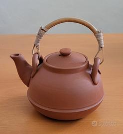 Teiera in cotto e bambù; dotata di filtro.