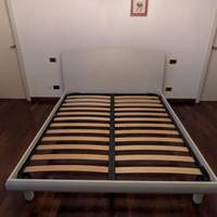 Letto di legno con doghe