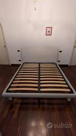 Letto di legno con doghe