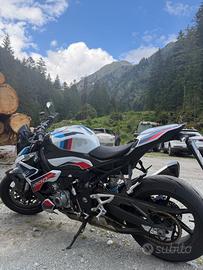 Bmw m1000r