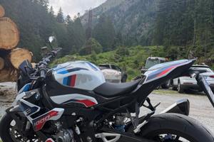 Bmw m1000r