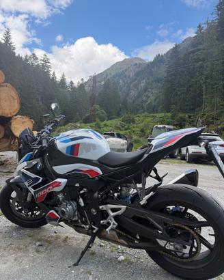 Bmw m1000r