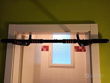 sbarra per trazioni sulla porta 