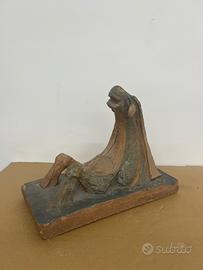 Scultura moderna in terracotta- figura stilizzata