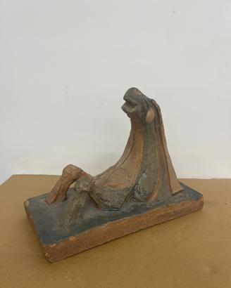 Scultura moderna in terracotta- figura stilizzata