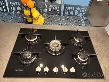 Piano cottura da 5 fuochi indesit