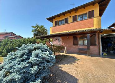 VILLA A SCHIERA A BORGO VERCELLI