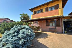 VILLA A SCHIERA A BORGO VERCELLI
