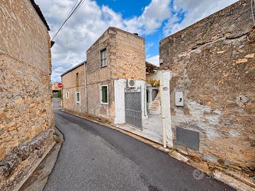 Casa Indipendente su due Livelli con cortile