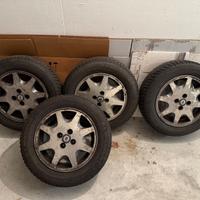 Set completo di 4 cerchi in lega + gomme invernali