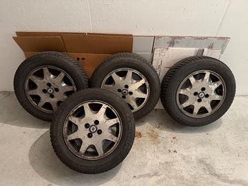 Set completo di 4 cerchi in lega + gomme invernali