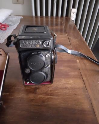 Yashica Mat-124G
