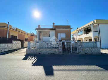 VILLA SINGOLA A NETTUNO