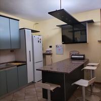 cucina moderna con elettrodomestici 