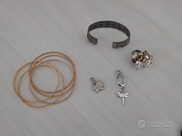Bigiotteria varia (bracciali, ciondoli e anello)