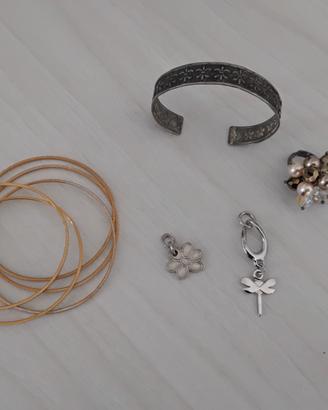 Bigiotteria varia (bracciali, ciondoli e anello)