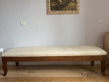 Divanetto scendiletto del 1700 in noce