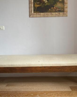 Divanetto scendiletto del 1700 in noce