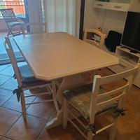 tavolo in legno con 4 sedie 