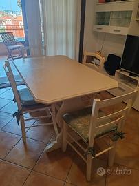 tavolo in legno con 4 sedie 