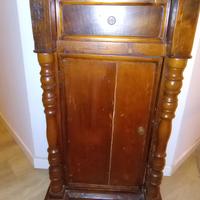 Comodino d'epoca con alzatina