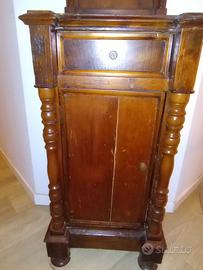 Comodino d'epoca con alzatina