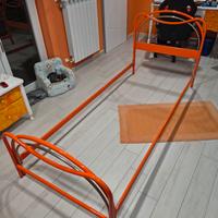 Trabacca in metallo per letto singolo.