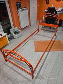 Trabacca in metallo per letto singolo.