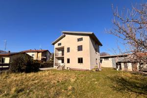 CASA INDIPENDENTE CON GIARDINO ED AMPIO CAPANNONE