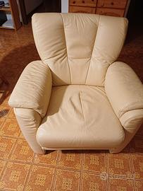 Poltrona in similpelle beige