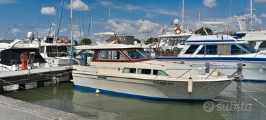 Barca a motore natante cabinato