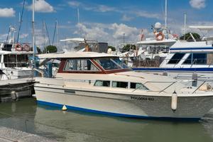 Barca a motore natante cabinato