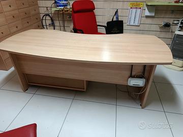 Scrivania con cassetti
