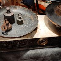 vecchia bilancia big a due piatti 