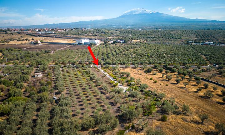 Terreno Pianeggiante su strada con acqua e luce